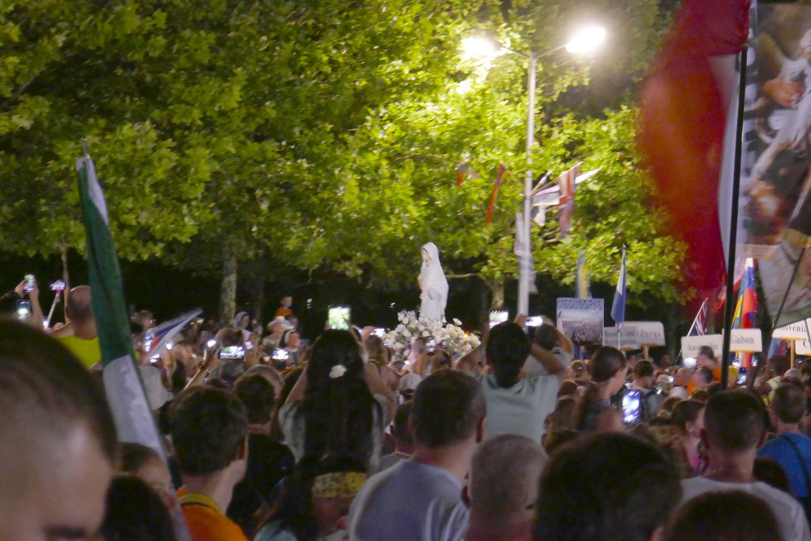 Procesija z Marijinim kipom