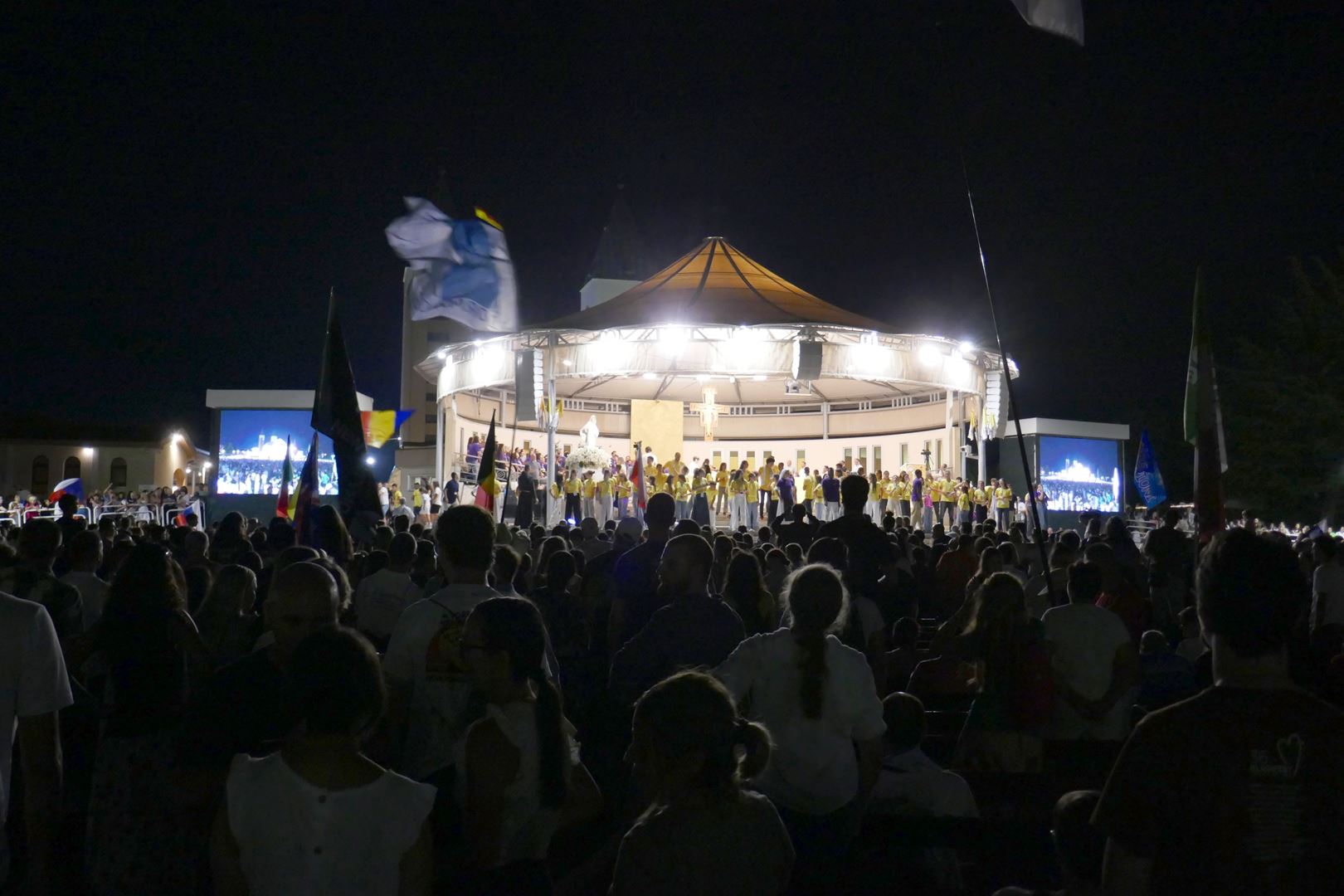 7. 8. P. Zaključek festivala z glasbo in plesom